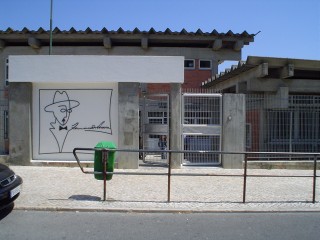 do edificio proincipal , entrada, na escola sede do agrupamento fernando Pessoa nos Olivais. Imagem de cara do escritor que lhe deu nome na parede lateral da entrada.