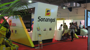 stand da sonangol e visão geral da feira